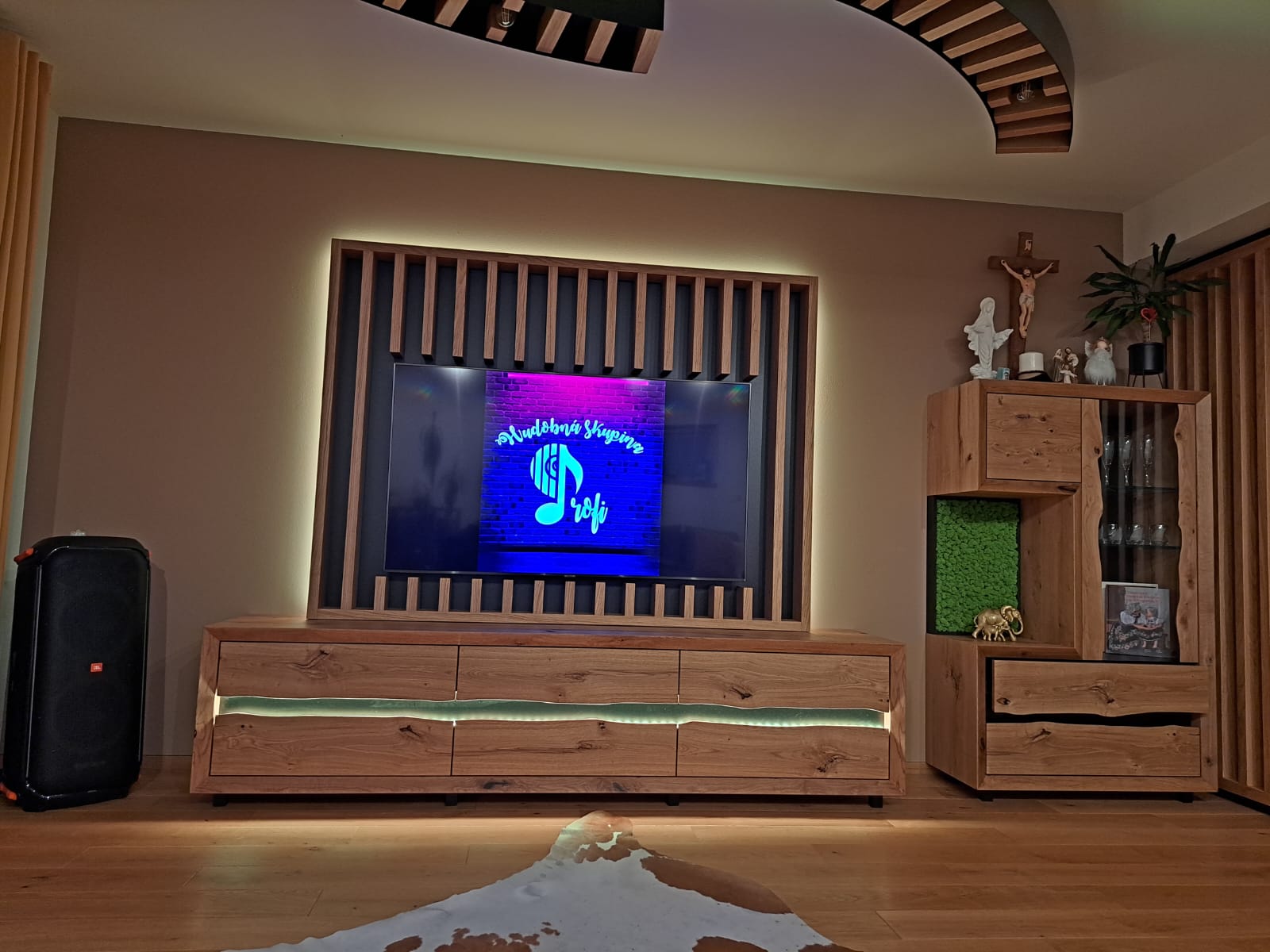 tv stena-dub-led